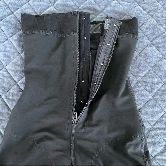 Meli belt faja shape wear shorts Small black hook & zip front - Picture 8 of 13